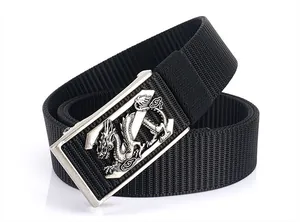 Détail de la boucle automatique argentée avec motif dragon sur ceinture en nylon noir