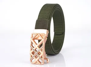 Detail eines armeegegrünen Flechtgürtels mit roségoldener Schnalle und Strass-Muster
