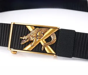 Détail d'une ceinture tactique en nylon avec boucle automatique en alliage de zinc doré