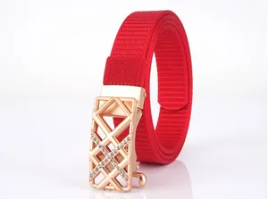 Detailansicht des roten Flechtgürtels mit roségoldener geometrischer Schnalle und Strass