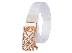 Detail eines weißen Flechtgürtels mit roségoldener Strass-Schnalle auf weißem Hintergrund