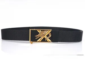 Détail d'une ceinture tressée noire avec boucle automatique dorée et logo X embossé
