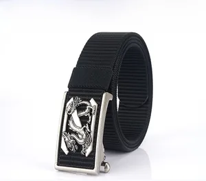 Détail de boucle en alliage argenté avec motif dragon sur ceinture en nylon noir