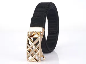 Details des schwarzen Nylon-Webgürtels mit goldener Strass-Automatik-Schnalle