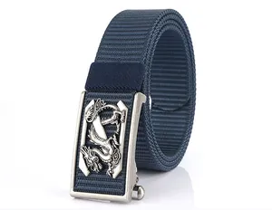Détail de la ceinture en nylon bleu marine avec boucle en métal à relief de dragon