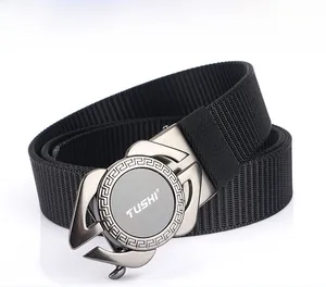 Détail macro d'une ceinture en nylon noir avec boucle automatique en alliage et logo
