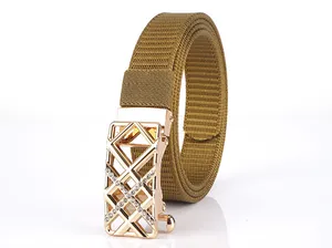 Detail eines khakifarbenen Nylon-Webgürtels mit roségoldener Strass-Geometrieschnalle