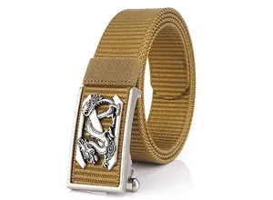 Détail d'une ceinture tactique en nylon kaki avec un relief de dragon argenté sur la boucle