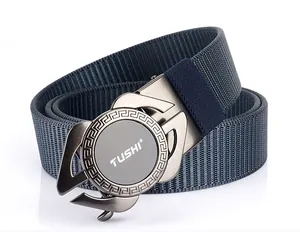 Détail de la boucle en métal avec motif grec sur une ceinture tressée en nylon bleu