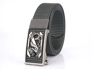 Détail d'une ceinture en nylon gris avec texture tissée et boucle argentée à relief dragon