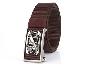 Détail de la boucle automatique argentée avec relief de dragon et sangle en nylon brun