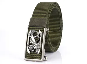 Détail d'une ceinture tactique en nylon vert avec dragon embossé sur boucle argent mat