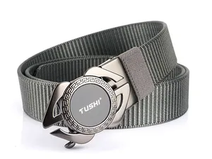 Gros plan sur la ceinture en nylon gris avec boucle en alliage et sangle tressée