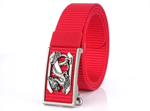Détail d'une ceinture en nylon rouge avec boucle automatique argentée et relief de dragon