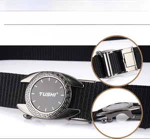Détail de la ceinture en nylon noir avec boucle automatique circulaire et tissage texturé