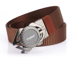 Détail de la ceinture en nylon marron avec boucle automatique texturée et logo