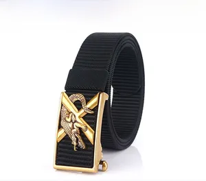 Vue détaillée de la ceinture tressée en nylon noir avec boucle automatique en métal doré