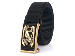 Détail de la boucle automatique dorée avec relief de dragon sur ceinture en nylon