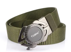 Détail macro de la ceinture tactique en nylon vert armée avec boucle en métal robuste