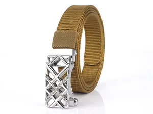 Detail eines khakifarbenen Nylon-Gürtels mit silberner Automatik-Schnalle und Strassgitter