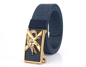 Détail de la ceinture en nylon bleu marine avec boucle automatique dorée et relief crocodile