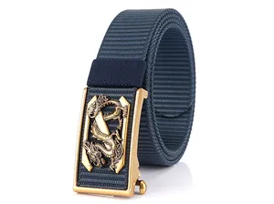 Détail de la sangle en nylon bleu et boucle dorée avec relief de dragon chinois