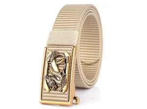 Détail de la ceinture en nylon pour hommes avec boucle dragon dorée en relief