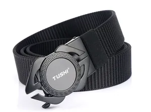 Détail de ceinture homme en nylon avec boucle automatique et motif grec
