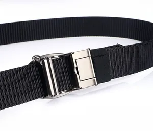 Détail de la ceinture tactique en nylon noir avec boucle en alliage de zinc rapide