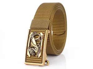 Détail d'une ceinture tactique en nylon kaki avec boucle métallique à relief de dragon