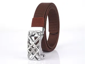 Detailaufnahme dunkelbrauner Flechtgürtel mit diamantbesetzter Automatikschließe