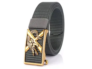 Détail macro de la ceinture en nylon gris avec boucle dorée à motif crocodile