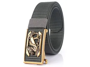 Vue détaillée de la ceinture en nylon gris foncé avec boucle automatique dragon doré