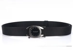 Détail de la boucle automatique argentée avec motif grec sur une ceinture en nylon