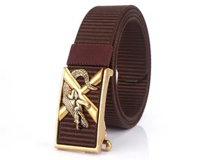 Détail d'une ceinture en toile de nylon marron foncé avec boucle automatique dorée crocodile