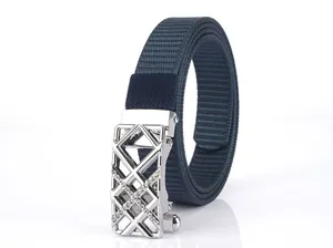 Detail eines dunkelblauen geflochtenen Gürtels mit silberner Strass-Automatikschließe