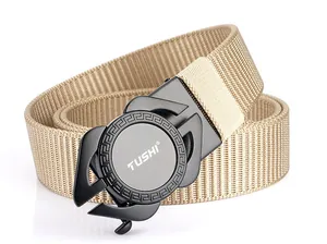 Détail de ceinture en nylon kaki avec boucle en métal noir mat et logo TUSHI