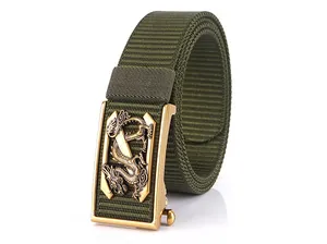 Gros plan sur la boucle dorée avec relief de dragon sur la ceinture en nylon vert olive