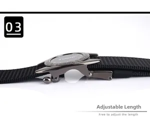 Détail de la boucle en métal gris foncé ajustable sur la ceinture en nylon tressé noir