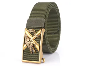 Détail d'une ceinture en nylon vert armée avec boucle automatique dorée et relief