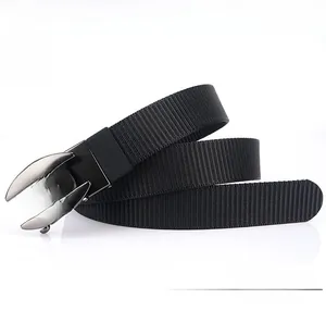 Détail de la ceinture noire en nylon tressé avec boucle métallique et logo Tushi