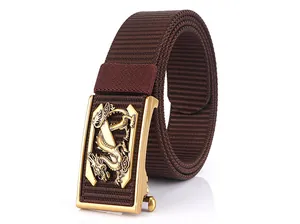 Détail de la boucle de dragon dorée avec sangle en nylon marron pour ceinture homme