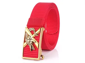 Vue détaillée d'une ceinture rouge en nylon tissé avec boucle dorée crocodile