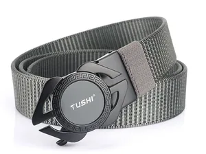 Détail de la ceinture tressée en nylon gris-vert avec boucle en alliage noir mat