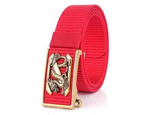 Détail de ceinture en nylon rouge avec boucle dorée ornée d'un relief de dragon