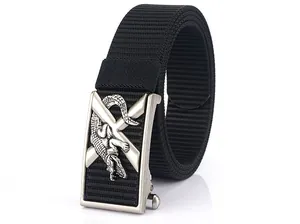 Détail d'une ceinture en nylon noir avec une boucle métallique à motif crocodile argenté