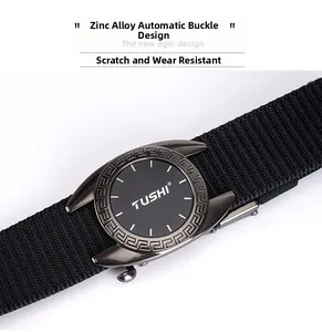 Détail d'une boucle automatique en alliage de zinc et sangle en nylon noir pour hommes