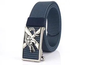 Détail de la ceinture tressée en nylon bleu marine avec une boucle crocodile en argent