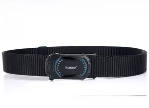 Gros plan sur boucle automatique en alliage noir et ceinture tactique en nylon