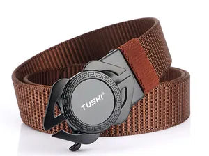 Détail de la ceinture tressée en nylon marron avec boucle ronde en métal noir mat